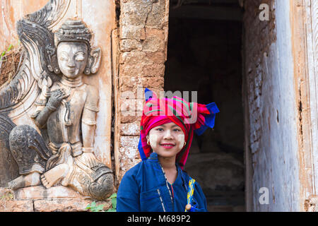 Junge Pa O Dame mit Thanaka im Gesicht im Shwe Indein Pagode Komplex, Shan Staat, Inle See, Myanmar (Burma), Asien im Februar Stockfoto