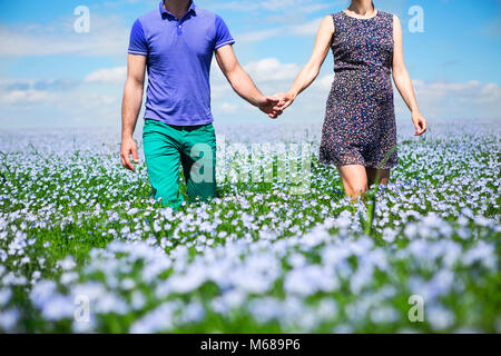 Junge glücklich Schöne schwangere Paar in Leinen Feld Stockfoto