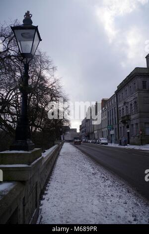Snowy Gusseisen Narnia Strassenlaterne, Union Terrace Gardens. Tier aus dem Osten, Schnee, Sturm Emma. Aberdeen, Schottland, Großbritannien. Stockfoto