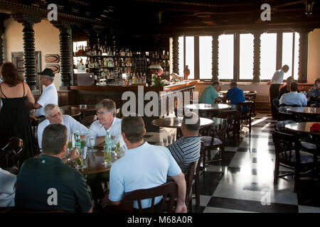 Die Einheimischen genießen Sie einen Drink in der Bar oben an der berühmten Xanadu Villa auf dem Golfplatz in Varadero, Kuba Stockfoto