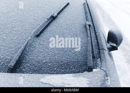 Auto Scheibenwischer auf der Windschutzscheibe mit Schnee im kalten Winter abgedeckt Stockfoto