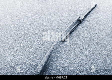 Auto Scheibenwischer ein Fenster mit Schnee in kalten Winter abgedeckt Stockfoto