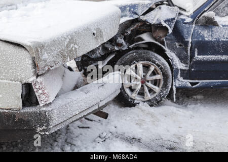 Auto Crash Unfall im Straßenverkehr im Winter mit Schnee Stockfoto