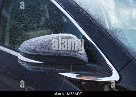 SUV-Auto Spiegel mit frischen Frost im kalten Winter abgedeckt Stockfoto