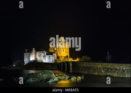 Eilean Donan Castle in der Nacht. Stockfoto