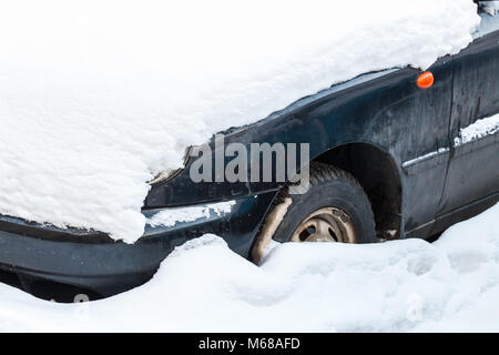 Alte geparkten Auto mit Schnee bedeckt, bis schließen Foto Stockfoto