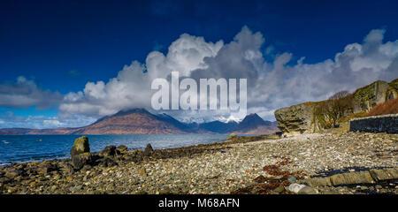 Die felsigen Strand in Elgol auf die Isle of Skye mit der Cuillins hinter sich. Stockfoto