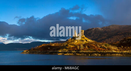 Schloss Moal oder Mohel, war die alte Sitz der Mackinnon Clan; eine Festung Kommandierenden der Meerenge von Kyle Akin zwischen Skye und dem Festland. Stockfoto