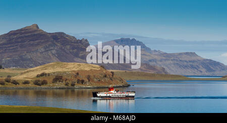 Ein CalMac Fähre von Raasay kommt in Sconser mit den Trotternish Halbinsel in der Ferne. Stockfoto