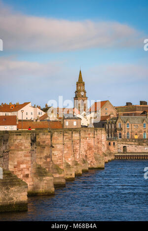 Fluss Tweed Berwick, Blick auf die Altstadt aus dem 17. Jahrhundert Brücke über den Tweed, die zu der Stadt Berwick upon Tweed, Northumberland, England, Großbritannien Stockfoto