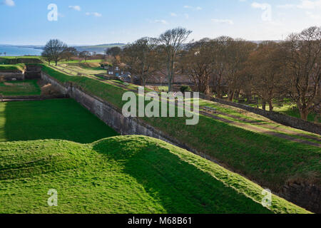 Berwick upon Tweed Wälle, Blick auf die historische defensive Stadtmauer entlang der Südseite der Berwick upon Tweed in Northumberland, England, Großbritannien Stockfoto