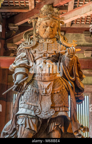 Hölzerne Statue der Komokuten Guardian (Deva King) Eine der himmlischen Wächter der vier Richtungen Daibutsu-den (Großen Buddha Halle) bei Nara Todai-ji Stockfoto