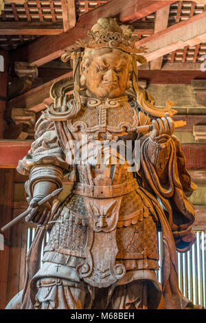 Hölzerne Statue der Komokuten Guardian (Deva King) Eine der himmlischen Wächter der vier Richtungen Daibutsu-den (Großen Buddha Halle) bei Nara Todai-ji Stockfoto