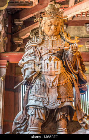 Hölzerne Statue der Komokuten Guardian (Deva King) Eine der himmlischen Wächter der vier Richtungen Daibutsu-den (Großen Buddha Halle) bei Nara Todai-ji Stockfoto