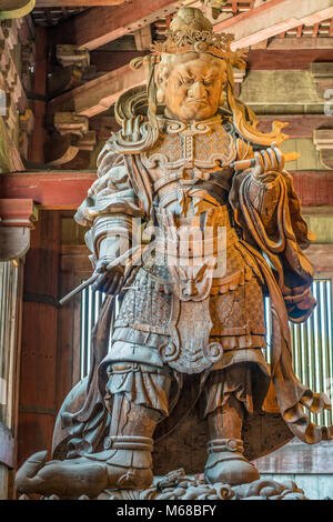 Hölzerne Statue der Komokuten Guardian (Deva King) Eine der himmlischen Wächter der vier Richtungen Daibutsu-den (Großen Buddha Halle) bei Nara Todai-ji Stockfoto