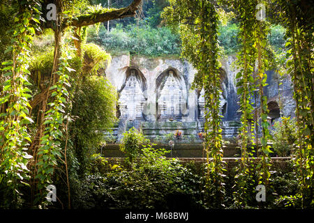 Blick auf historische Gunung Kawi Tempel im Dschungel von Bali, Indonesien Stockfoto