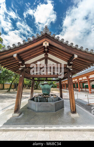 Nara - 25. August 2017: hishaku Schöpflöffel von Chozuya oder Temizuya wasser Waschung Pavillon auf Yakushi-Ji Tempel. Als UNESCO-Weltkulturerbe, wie aufgeführt Stockfoto