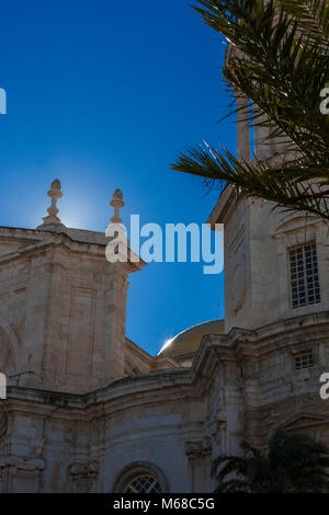 Die Catedral de Santa Cruz von der Plaza de la Catedral, Cádiz, Andalusien, Spanien Stockfoto