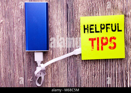 Handschrift Ansagetext, hilfreiche Tipps. Business Konzept für Hilfe im FAQ oder Beratung, auf Haftnotiz mit Platz Geschrieben am alten Holz b Stockfoto