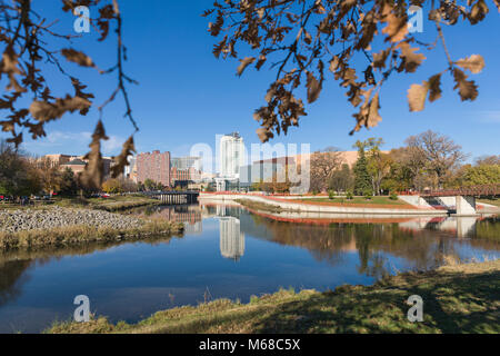 Fall View von Rochester Minnesota skyline Zumbro River. Haus der Mayo Klinik. Stockfoto