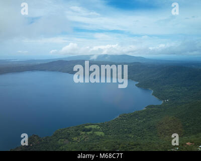 Luftaufnahme auf Apoyo Lagune in Nicaragua. Blue Lagoon Water drone Ansicht Stockfoto