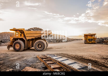 Großer Muldenkipper transportieren Platin Erz für die Verarbeitung Stockfoto