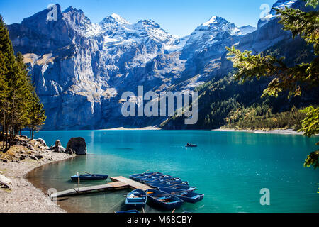 Einen malerischen Blick auf den berühmten Berg See oeschinensee Kandersteg in der Schweiz Ende Sommer in den Alpen mit schneebedeckten Gipfeln, Stockfoto