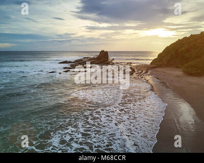 Sonnenuntergang am Meer Küste mit Big Rock in Nicaragua Stockfoto