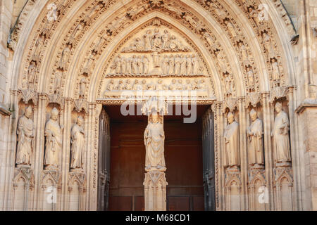 Architektonische Details der Kathedrale Saint Andre de Bordeaux in Frankreich Stockfoto