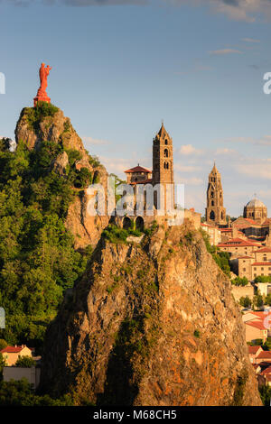 Statue von Notre Dame de France mit Saint Michel d'Aiguilhe Kapelle und der Kathedrale Notre Dame Le Puy-en-Velay Haute-Loire Auvergne-Rh ône-Alpes Frankreich Stockfoto