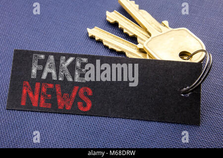 Handschriftlichen Text, gefälschte Nachrichten. Business Konzept schreiben für Hoax Journalismus Hinweis Papier, schwarzer Hintergrund mit Platz cl Geschrieben Stockfoto
