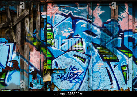 Schönes Graffiti auf dem Holz in Blau Stockfoto