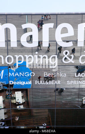 Maremagnum Shopping Center in der Nähe der Barcelona Port Vell Stockfoto