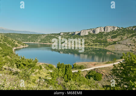 Blick auf den künstlichen (Akkumulation) See namens Peruèa in der Nähe der Ort namens Dabar im dalmatinischen Hinterland, Kroatien Stockfoto