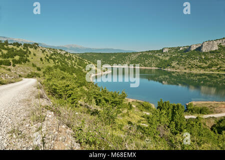 Blick auf den künstlichen (Akkumulation) See namens Peruèa in der Nähe der Ort namens Dabar im dalmatinischen Hinterland, Kroatien Stockfoto