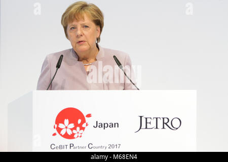 Hannover, Deutschland. 20. März, 2017. CeBIT 2017, ICT-Messe: Angela Merkel, Bundeskanzlerin der Bundesrepublik Deutschland, spricht bei der Eröffnung Spaziergang am Stand von der CeBIT 2017 - Partnerland Japan. Credit: Christian Lademann Stockfoto