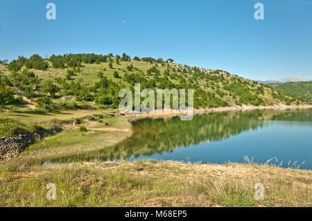 Blick auf den künstlichen (Akkumulation) See namens Peruèa in der Nähe der Ort namens Dabar im dalmatinischen Hinterland, Kroatien Stockfoto