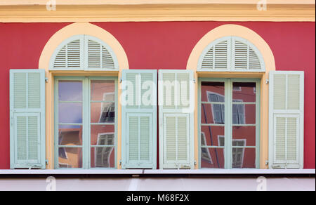 Close-up auf zwei Fenster der bunten Fassade eines Gebäudes Stockfoto