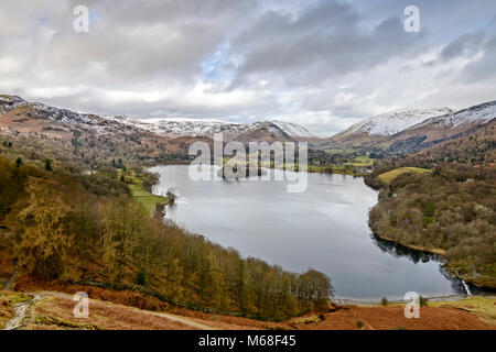 Blick über Grasmere in Richtung Helm Crag und Sitz Sandale von knapp über loughrigg Terrasse. Stockfoto