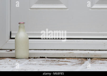 Britische Milchflasche vor der Tür - Milch eingefroren Stockfoto