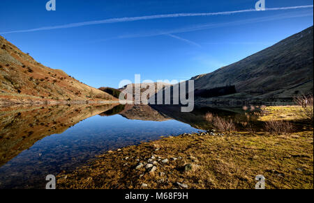 Auf der Suche Haweswater von mardale Kopf an einem kalten Tag im Winter mit herrlichem Spiegel - wie Reflexionen Stockfoto