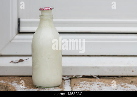 Britische Milchflasche vor der Tür - Milch eingefroren Stockfoto