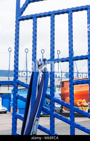 Einen blau-weißen Schal auf den Gate außerhalb Goodison Park, Boden der FC Everton Football Club gebunden. Liverpool, Merseyside, UK Stockfoto