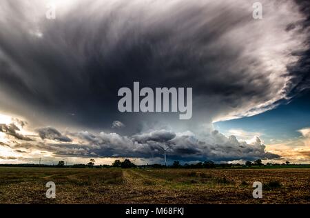 Ein herannahendes Gewitter über Felder mit Cumulus Nimbus Wolken fotografiert. Stockfoto