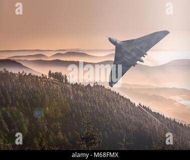 Ein konzeptioneller Sicht eines Avro Vulcan klettern über Berge im Nebel Stockfoto