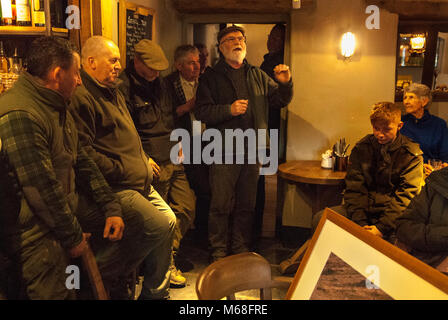 Troutbeck The Queens Head Cumbria Lake District 2018 singen traditionelle Country Songs DE 2010 s HOMER SYKES Stockfoto