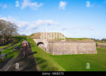 Berwick upon Tweed Wänden, Blick auf eine Frau zu Fuß den Weg gelegen auf der historischen defensive Wälle auf der Ostseite von Berwick upon Tweed, England, Großbritannien Stockfoto