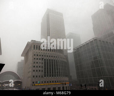 Blick auf den Thomson Reuters Gebäude und 1 Canada Square, in einem snow Blizzard, von Heron Quays DLR Station genommen Stockfoto