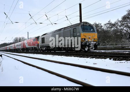 Winter Schnee, Chiltern Railways67012 ziehen aufgeschlüsselt Jungfrau Bahn, East Coast Main Line Railway, Peterborough, Cambridgeshire, England, Großbritannien Stockfoto