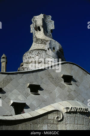 Barcelona, Katalonien, Spanien. Casa Mila oder La Pedrera. Modernistischen Gebäude von Antonio Gaudi zwischen 1906 und 1912 gebaut. Dach-Terrasse. Schornstein mit einem gebrochenen Keramik Technik bekannt als trencadis eingerichtet. Stockfoto